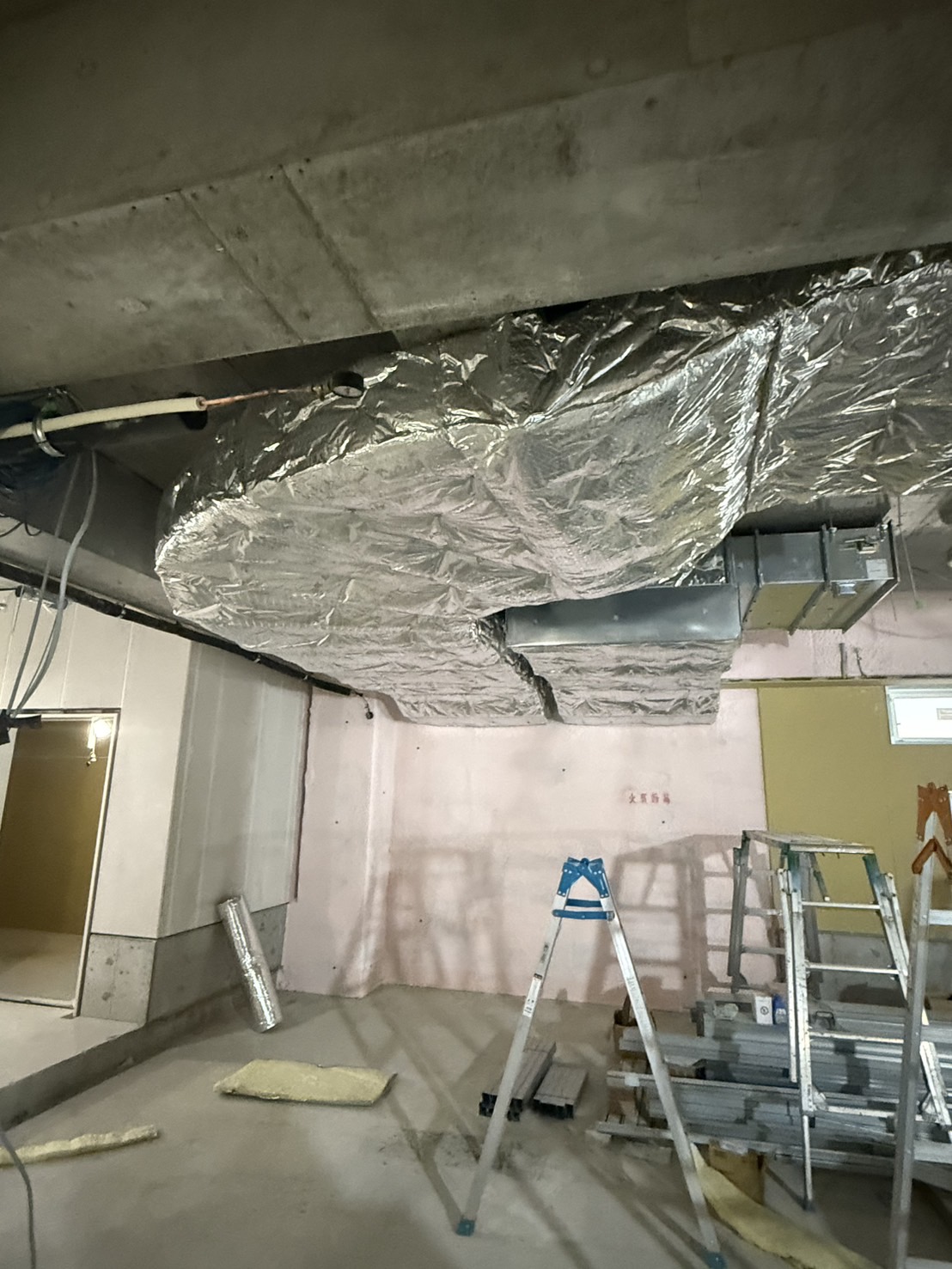 新築の厨房排気ダクトの断熱工事