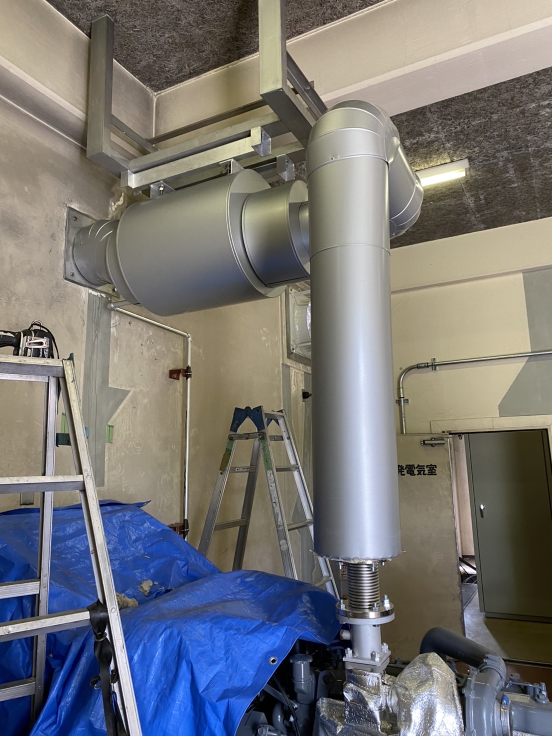自家発電機の排気管の断熱工事