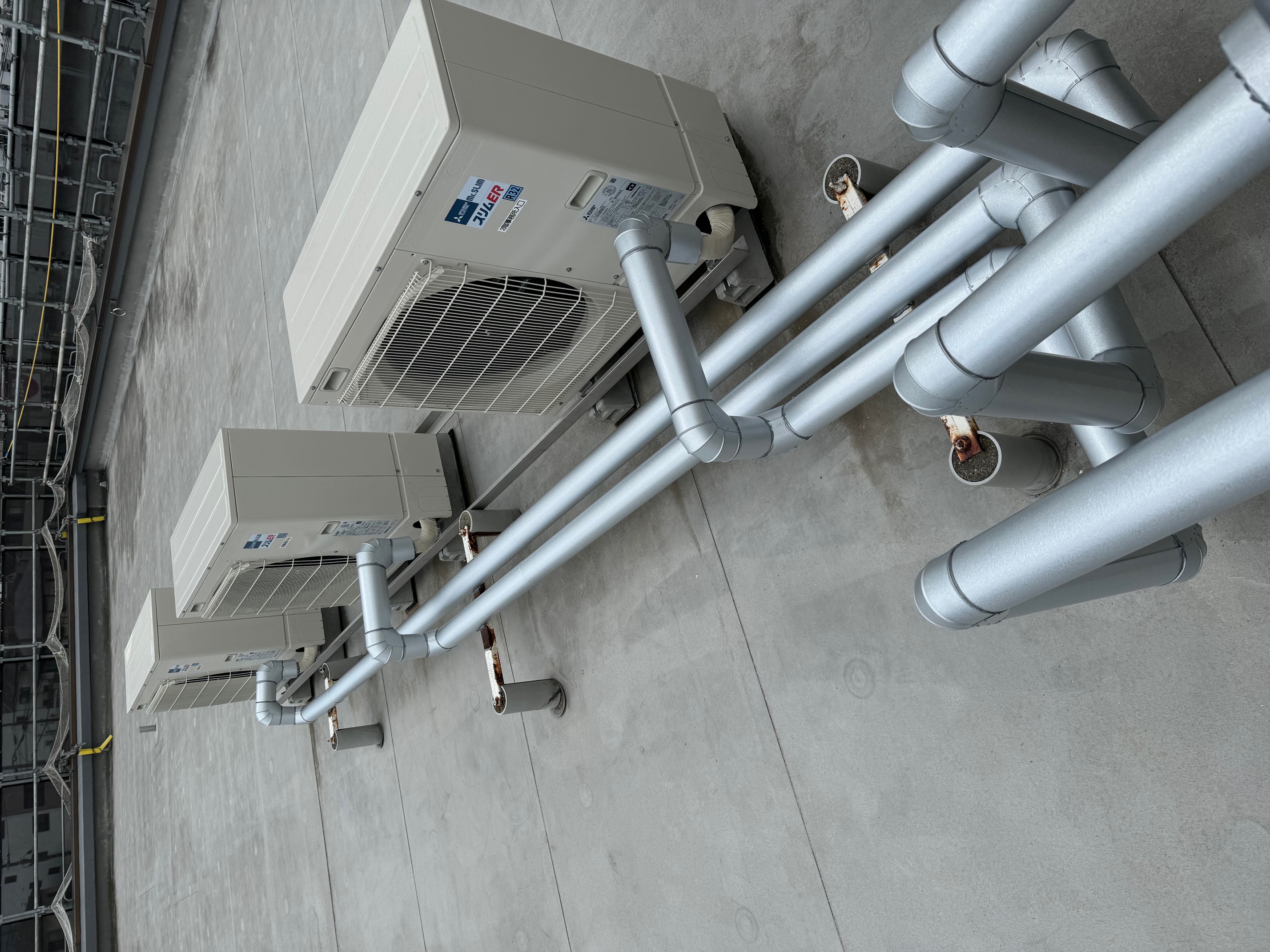 屋上防水の再施工に伴う室外機移設工事