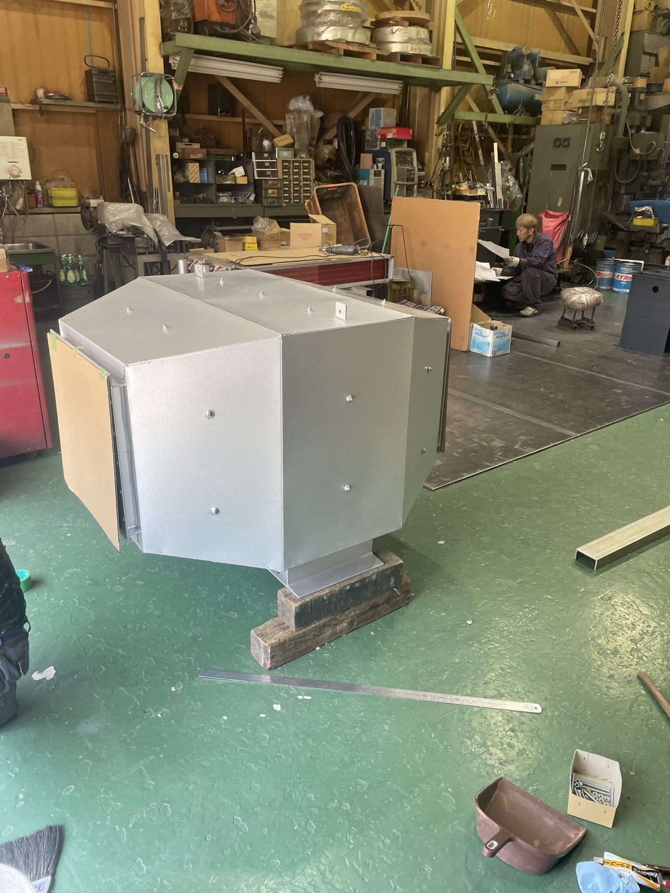 ヒーターユニットとダクトの保温板金